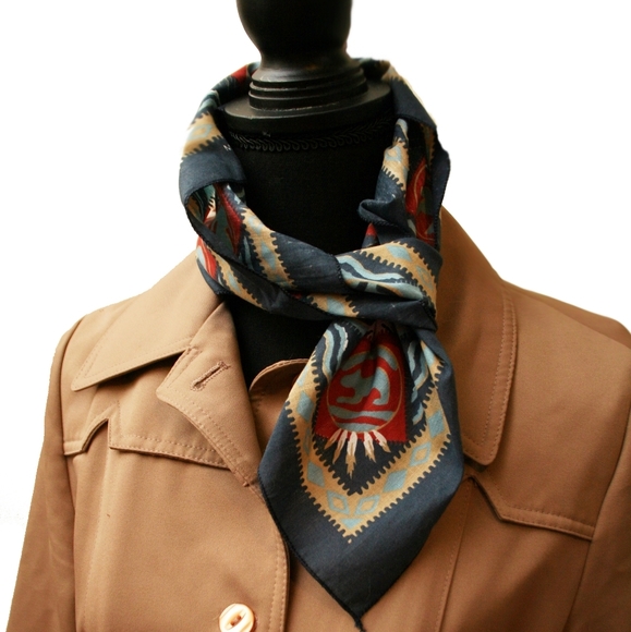 Vintage Scarf with Indigenous American motifs - Picture 2 of 4